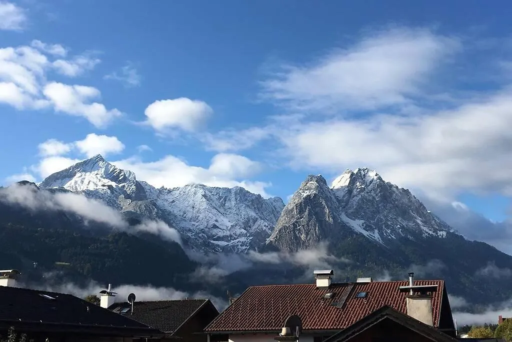 דירה By Toni - Ferienwohnung Mit Garten In Garmisch